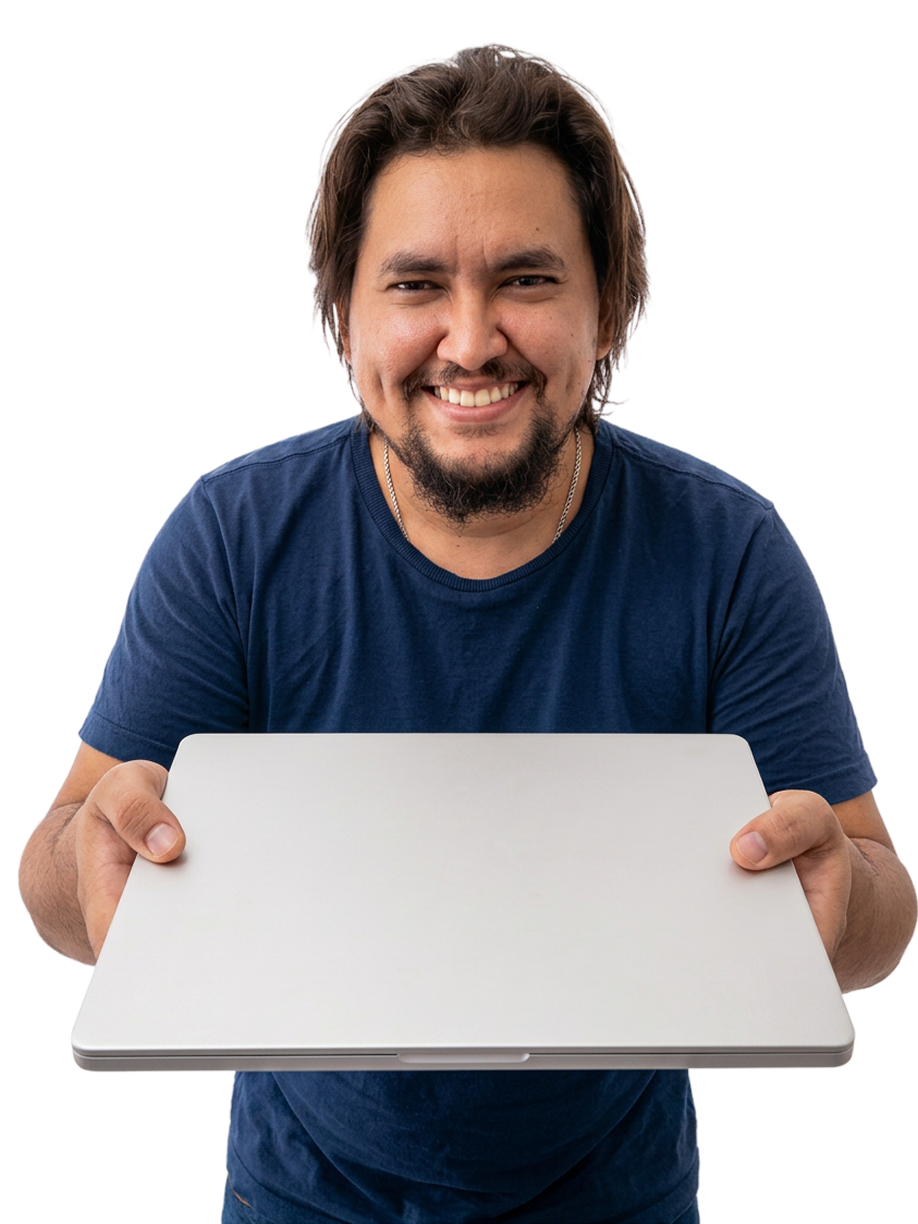 Matheus Carvalho, fundador da ZetaByte, apresentando um notebook na assistência técnica em Parnaíba PI
